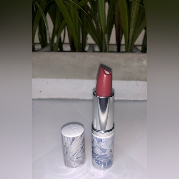 Clinique Dramatically Different Lipstick - A Different Grape - Picture 5 of 6